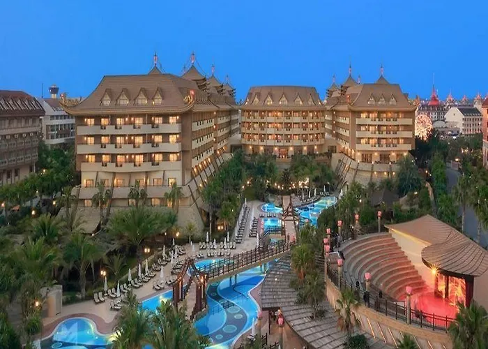 Royal Dragon Ośrodek wypoczynkowy Side